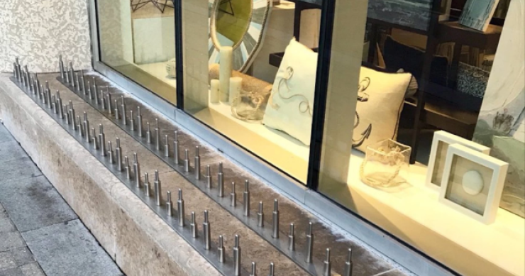 Fotos de la arquitectura “anti-indigente” más cruel y polémica