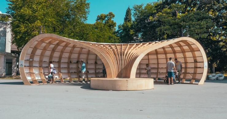Una original biblioteca con forma de caracola para promover la lectura en plena calle
