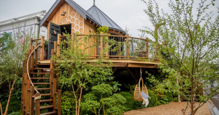 La casa del árbol prefabricada que demuestra que un espacio pequeño no está reñido con el lujo