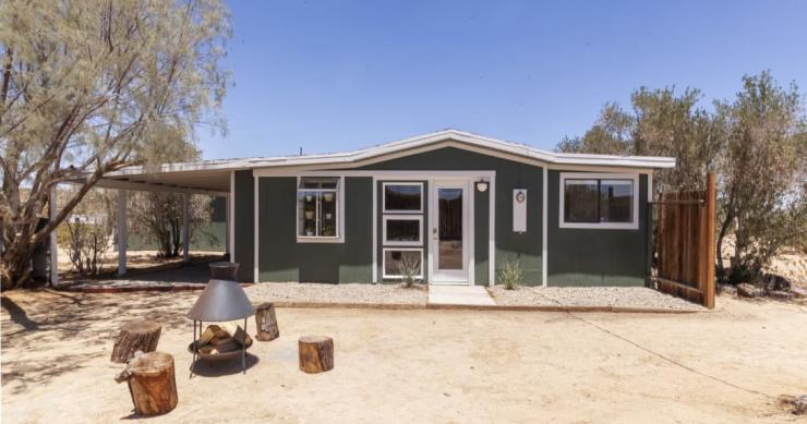 Prefabricada por fuera y lujosa por dentro: una casa de ensueño perdida en el desierto de California