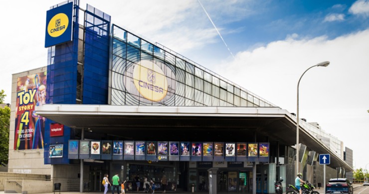 Azora apuesta por los activos singulares y compra los multicines de Méndez Álvaro