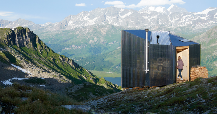 La cabaña ecológica y reflectante que sirve como refugio a los senderistas que visitan los Alpes
