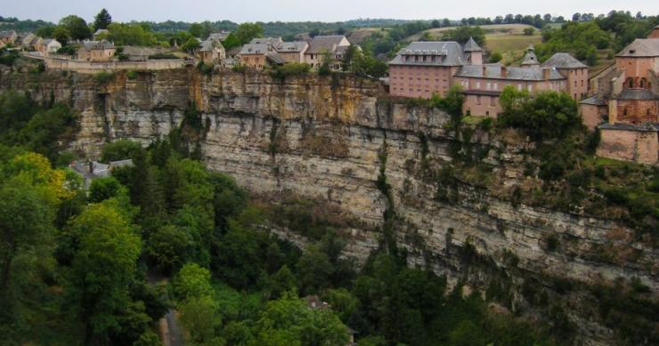 El pueblo ‘embrujado’ que lleva 1.000 años sin desmoronarse pese a estar al borde de un enorme agujero