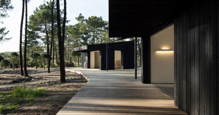 Estas cabañas prefabricadas perdidas en el bosque generan su propia energía y repelen el calor