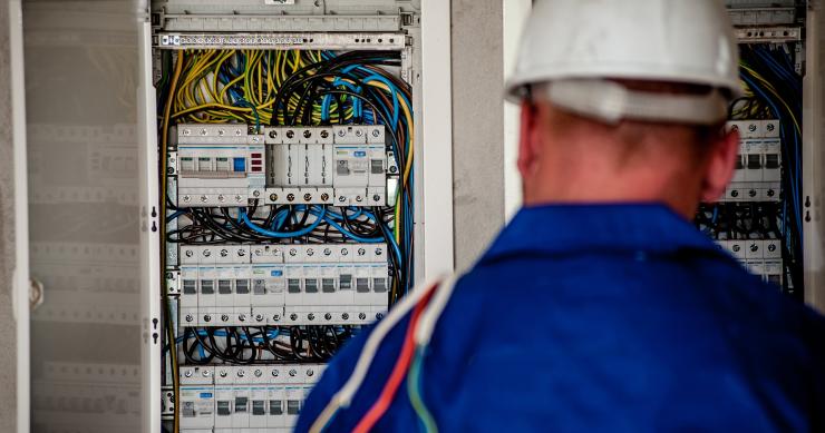 El mercado laboral demanda por primera vez más formación profesional que universitaria 