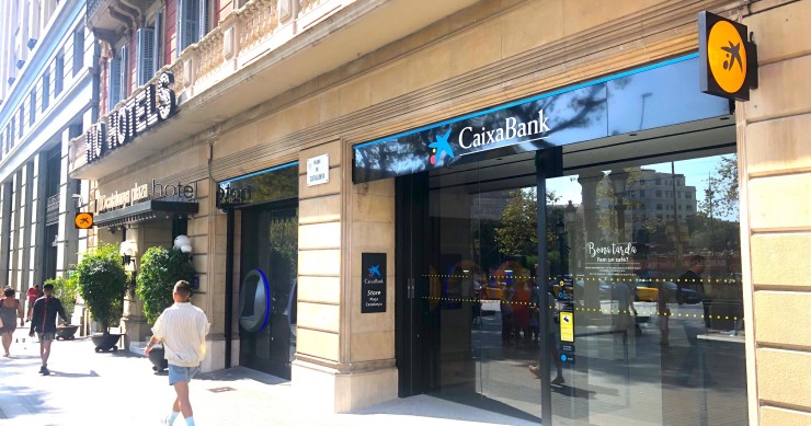 Entre Zara y Desigual: Caixabank estrena ‘flagship’ en plena Plaza Cataluña de Barcelona