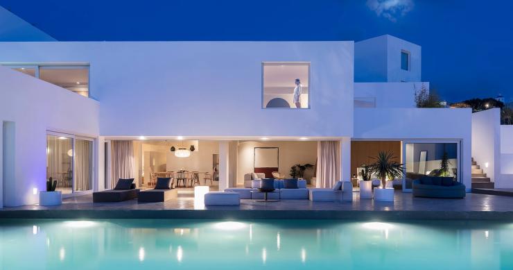 Una villa vacacional de diseño minimalista para disfrutar de los atardeceres de Santorini