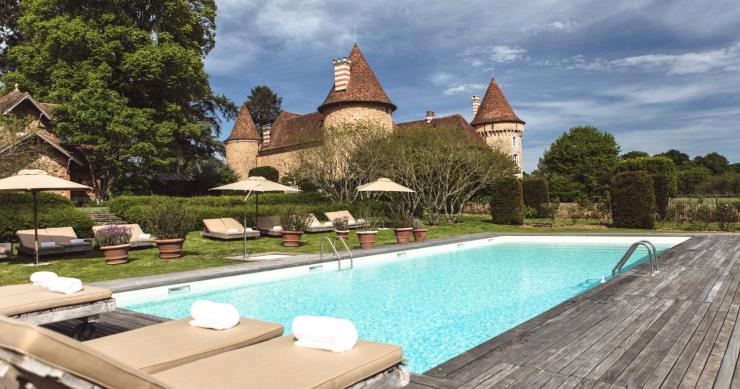 Le Domaine des Etangs, un increíble castillo situado en un cráter en Francia y convertido en hotel