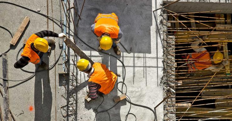 Más problemas para el ladrillo: el mercado adelanta un freno en la inversión y una escasez de mano de obra