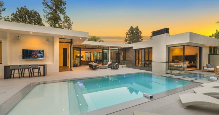Por 16 millones de euros se ofrece esta mansión en Beverly Hills con obras originales de Andy Warhol