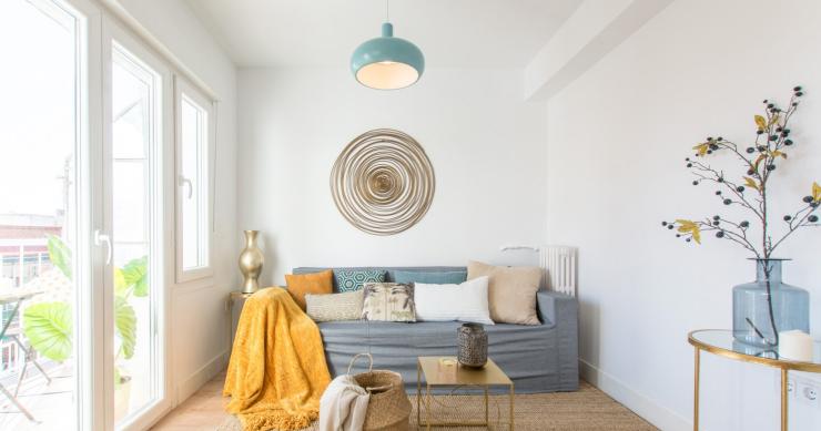 El truco más fácil para atraer a los compradores: decorar la casa con muebles de cartón 