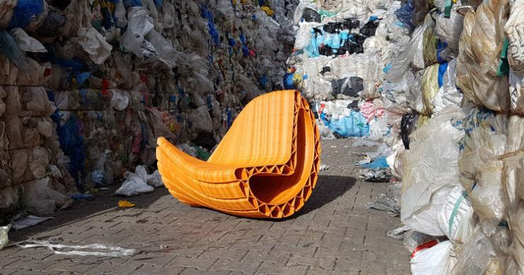 Este curioso proyecto transforma los envases de plástico en mobiliario urbano de diseño