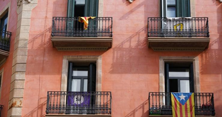 El ‘procés’ llega a los contratos de alquiler: una nueva cláusula puede prohibirte colgar banderas de tu balcón