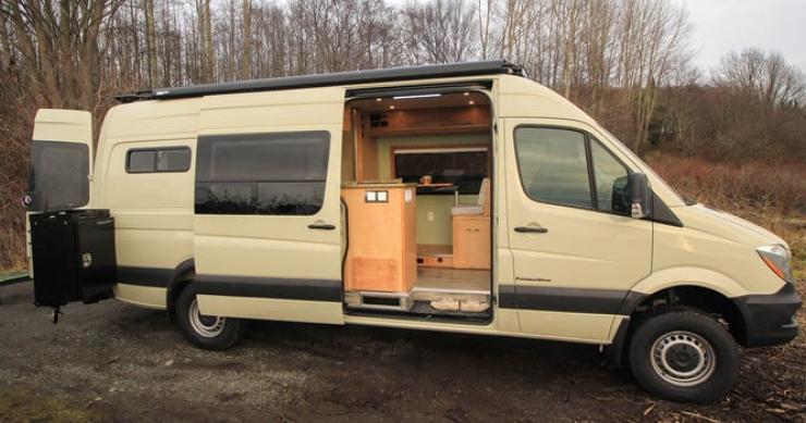 Una furgoneta Mercedes reconvertida en una minicasa sobre ruedas autosuficiente