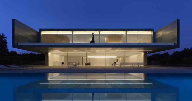 En esta impresionante casa de diseño minimalista en Madrid el aluminio es el gran protagonista