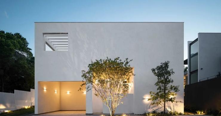 Una villa blanca en México construida alrededor del patio central donde ocurre todo
