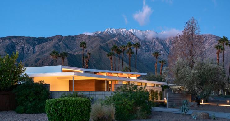 Esta espectacular casa prefabricada se inspira en la tradición del desierto de California y es sostenible