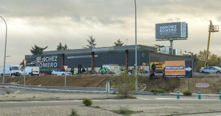Sánchez Romero extiende sus dominios: nueva tienda en Majadahonda con gasolinera propia