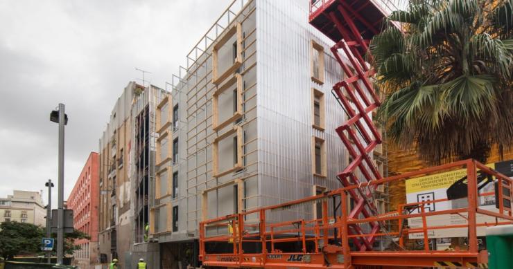Barcelona termina su primer edificio de pisos sociales en contenedores
