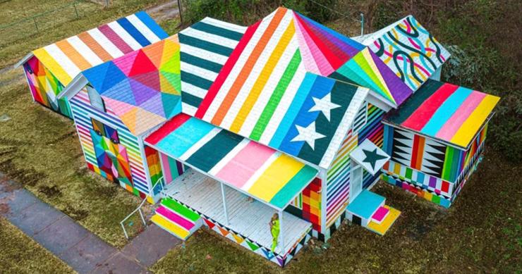 Nueva obra del artista español Okuda San Miguel en una casa en ruinas en EEUU