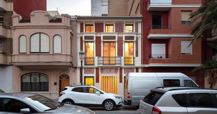 Una reforma minimalista recupera el esplendor de esta casa del siglo pasado en plena costa valenciana