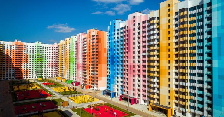 Este curioso proyecto residencial multicolor quiere cambiar la imagen gris de los suburbios de Moscú 