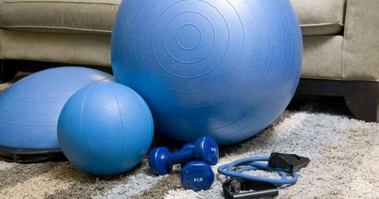 Cómo crear un gimnasio en casa para entrenar y quitarte esos kilos de más 