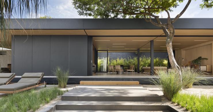 Esta impresionante casa prefabricada en Sao Paulo mezcla diseño con eficiencia y sostenibilidad