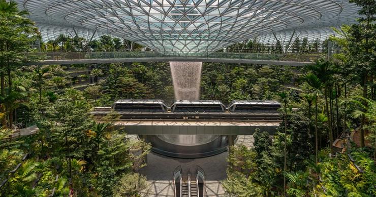 La mayor cascada interior del mundo: la joya de la corona del aeropuerto de Singapur
