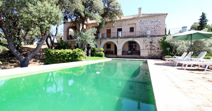 Un cigarral majestuoso con vistas impresionantes a la ciudad de Toledo