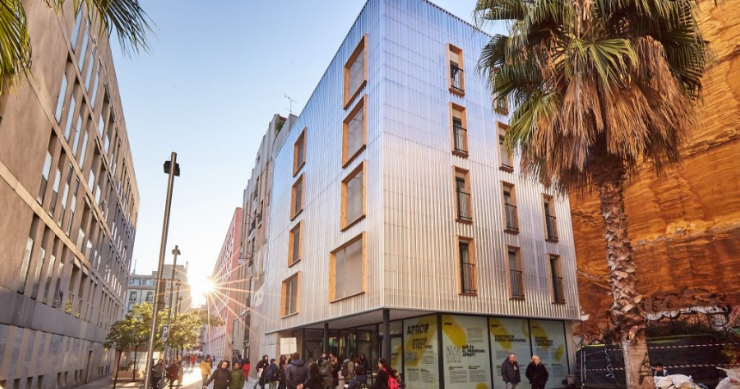 Barcelona licita su segunda promoción de pisos contenedor en el barrio de Poblenou