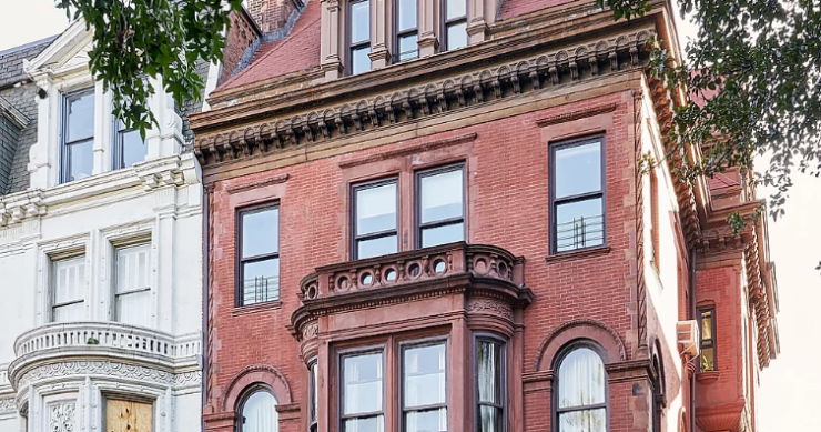 Clásica por fuera y moderna por dentro: esta casa de Brooklyn muestra cómo mezclar estilos con éxito