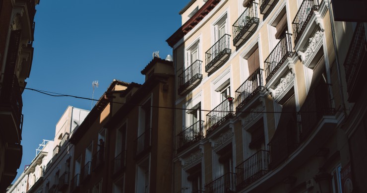 Que acontece a uma casa abandonada? / Foto de Kaitlyn Baker on Unsplash