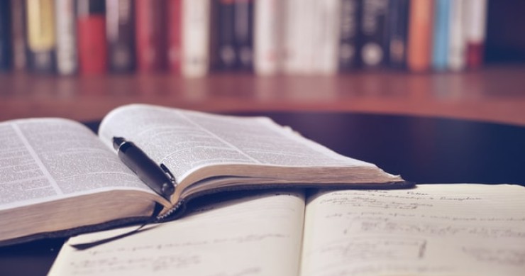 Find out the best universities to study abroad in Spain / Photo by Aaron Burden on Unsplash