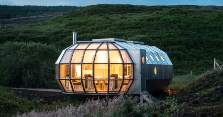 Una minicasa futurista y transportable de enormes ventanales