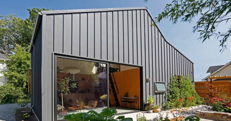 Una amplia casa prefabricada para maximizar la luz natural