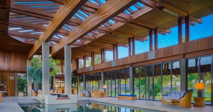 Una lujosa residencia de madera y vidrio que simula ser una catedral