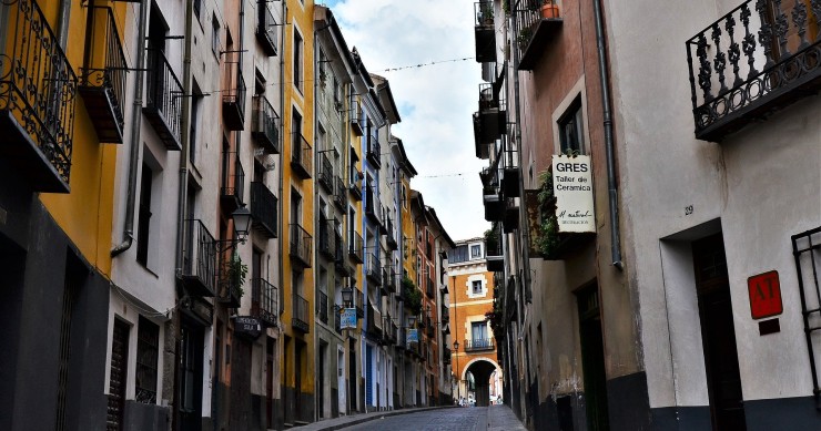 En qué momento y por qué dejamos de tener balcones en los edificios de viviendas