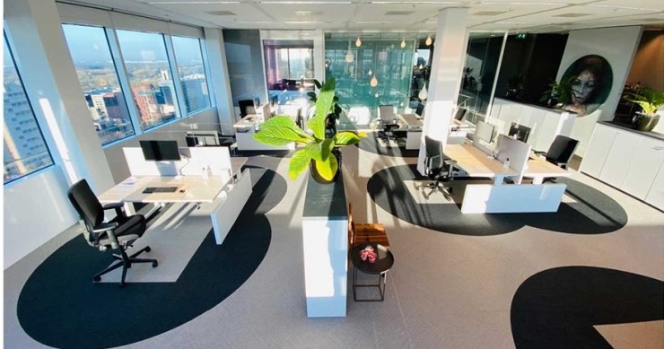 La oficina poscovid-19: mamparas y señales visuales para evitar contagios