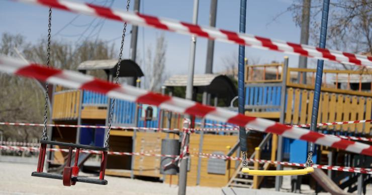 Los niños, sin salir a las zonas comunes de la urbanización por la falta de una normativa