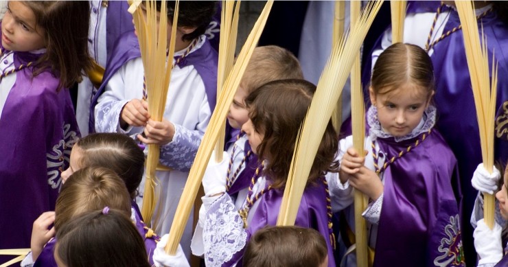 Kinder während einer Prozession in der Karwoche in Valladolid / Pixabay