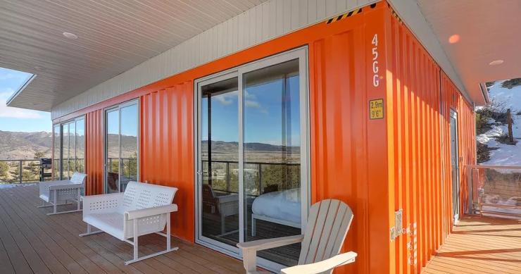 Una cómoda casa en un antiguo contenedor marítimo aislada en las montañas