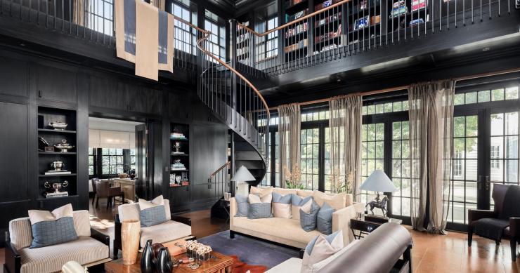 Una mansión que engaña: clásica por fuera, pero moderna por dentro