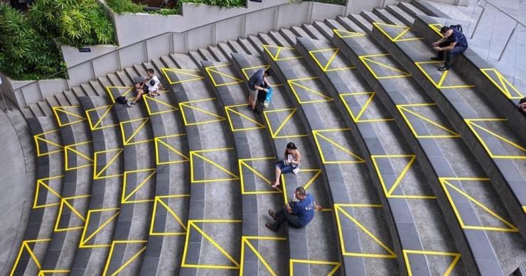 El distanciamiento social por el coronavirus se convierte en rutina en Singapur