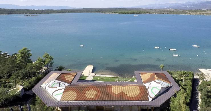 Una espectacular casa de madera y hormigón con vistas al Adriático