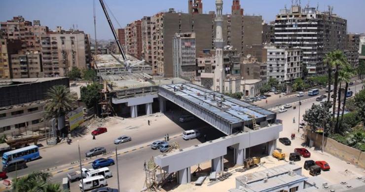 Levantan una surrealista autopista en Egipto literalmente entre torres de viviendas