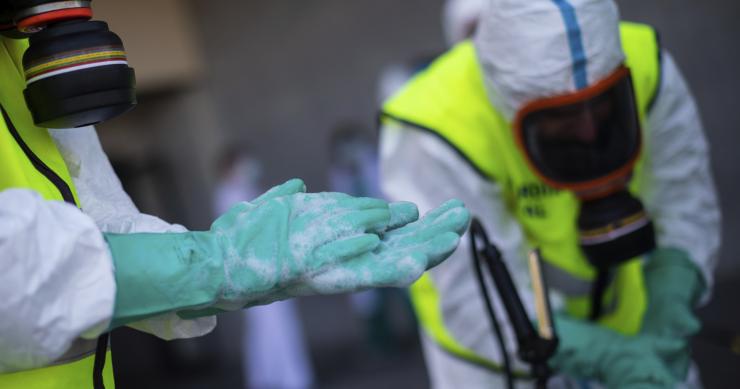 Desinfectar un edificio de viviendas para evitar contagios de covid-19 cuesta menos de 700 euros