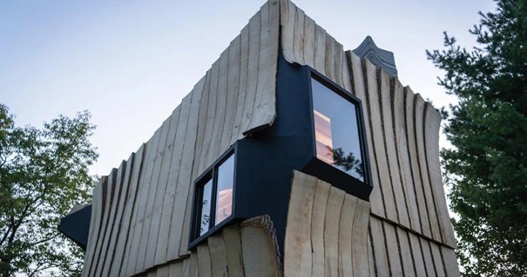 Esta construcción en 3D se ha levantado con tiras de hormigón y madera
