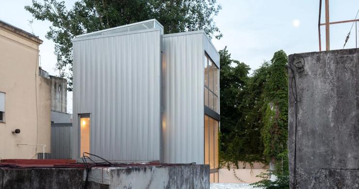 La reforma de una minicasa con patio para ganar espacio