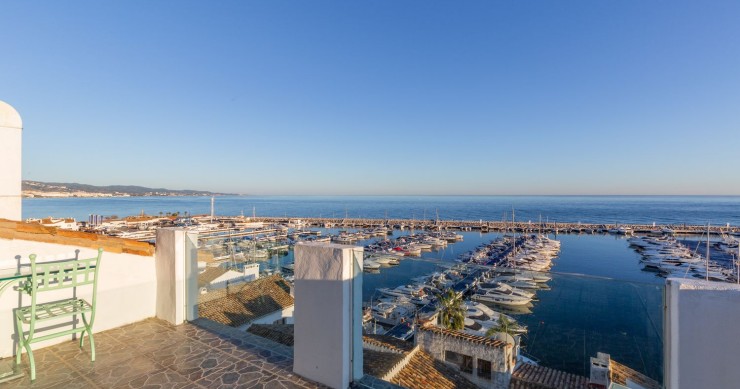 Die Maisonette-Wohnung liegt am Jachthafen von Marbella